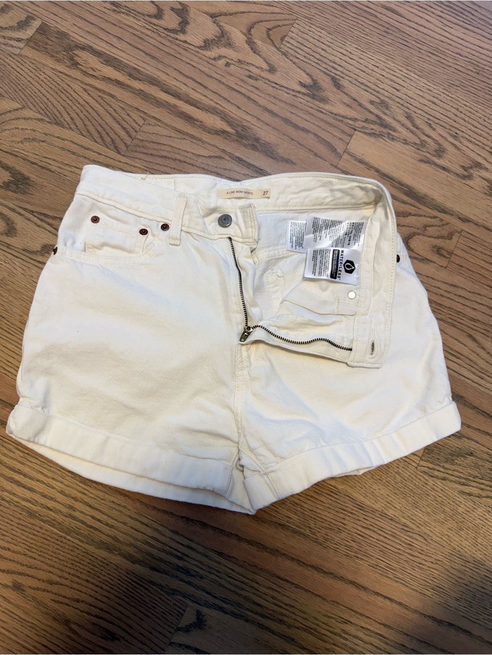 Levi’s White Women’s Denim Shorts - Picture 3 of 4